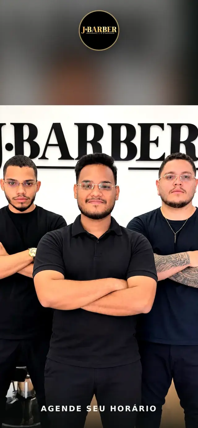 Abertura do site da J Barber Club no celular: a foto da equipe e o botão para agendar